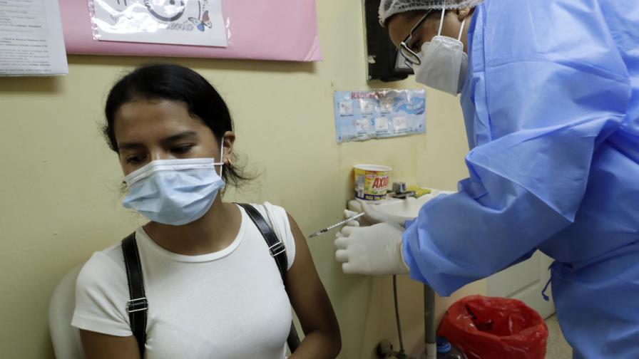 Panamá busca acelerar vacunación, teme repunte de COVID-19