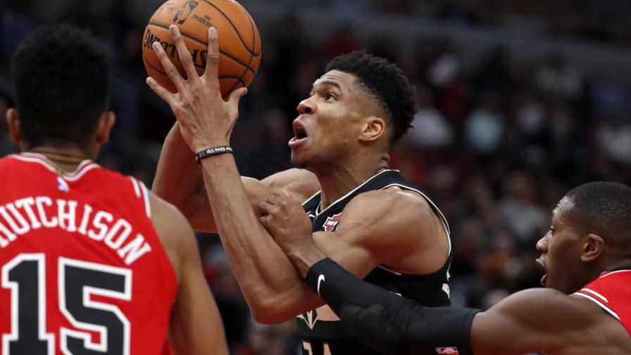 Antetokounmpo anota 33; Bucks vencen a Bulls