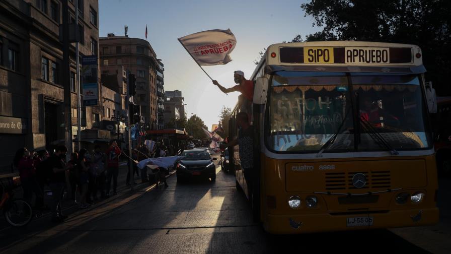 Chilenos deciden en las urnas si reforman la constitución