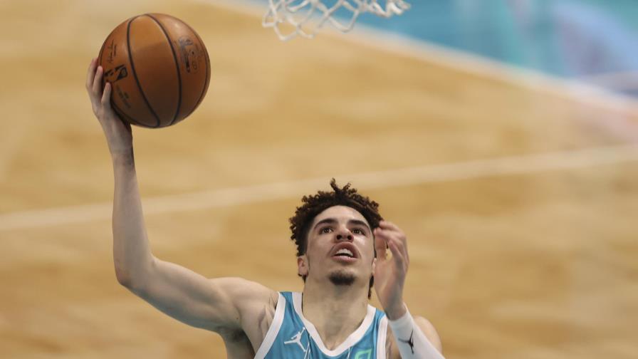 Ball vuelve y ayuda en victoria de Hornets sobre Pistons