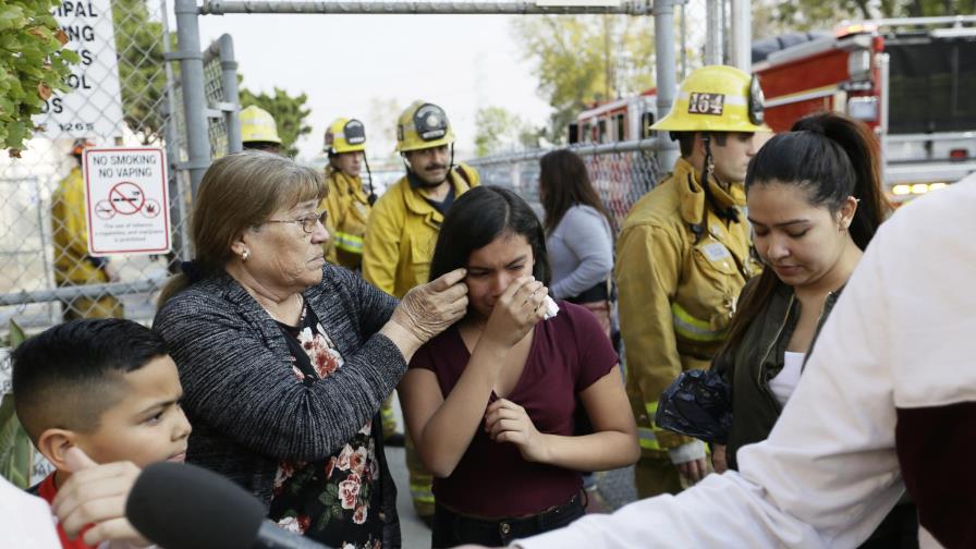 Combustible de avión cae en escuelas de Los Ángeles