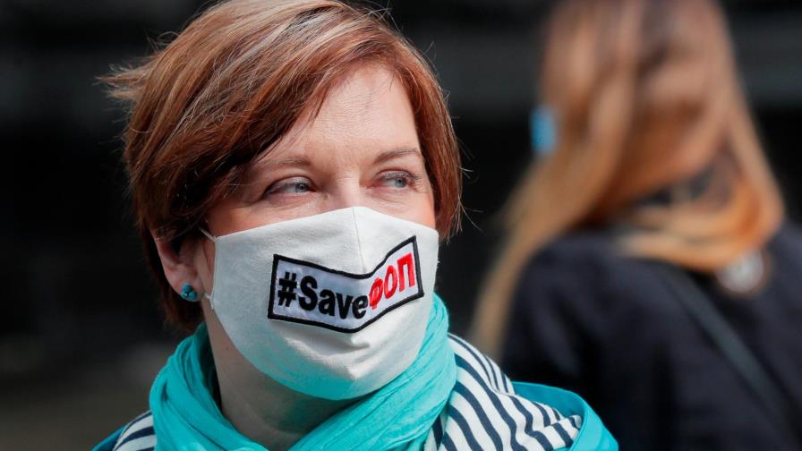 Los casos globales de COVID-19 ascienden a 3,26 millones, sin indicios de ralentización