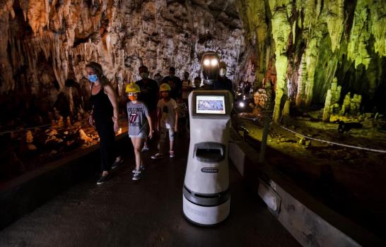 Robot Perséfone guía a visitantes por cueva griega