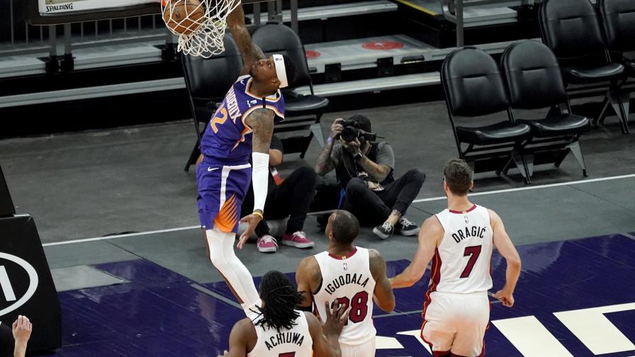 Con gran noche de suplentes, Suns aplastan a Heat