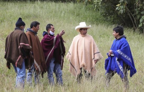 Miseria rural impulsa candidatura de maestro en Perú