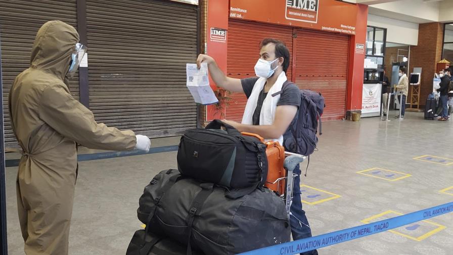 Vuelo de repatriación rescata a españoles varados en Nepal