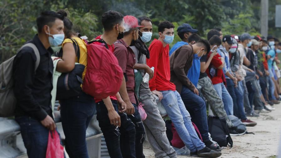 Migrantes hondureños avanzan hacia frontera con Guatemala