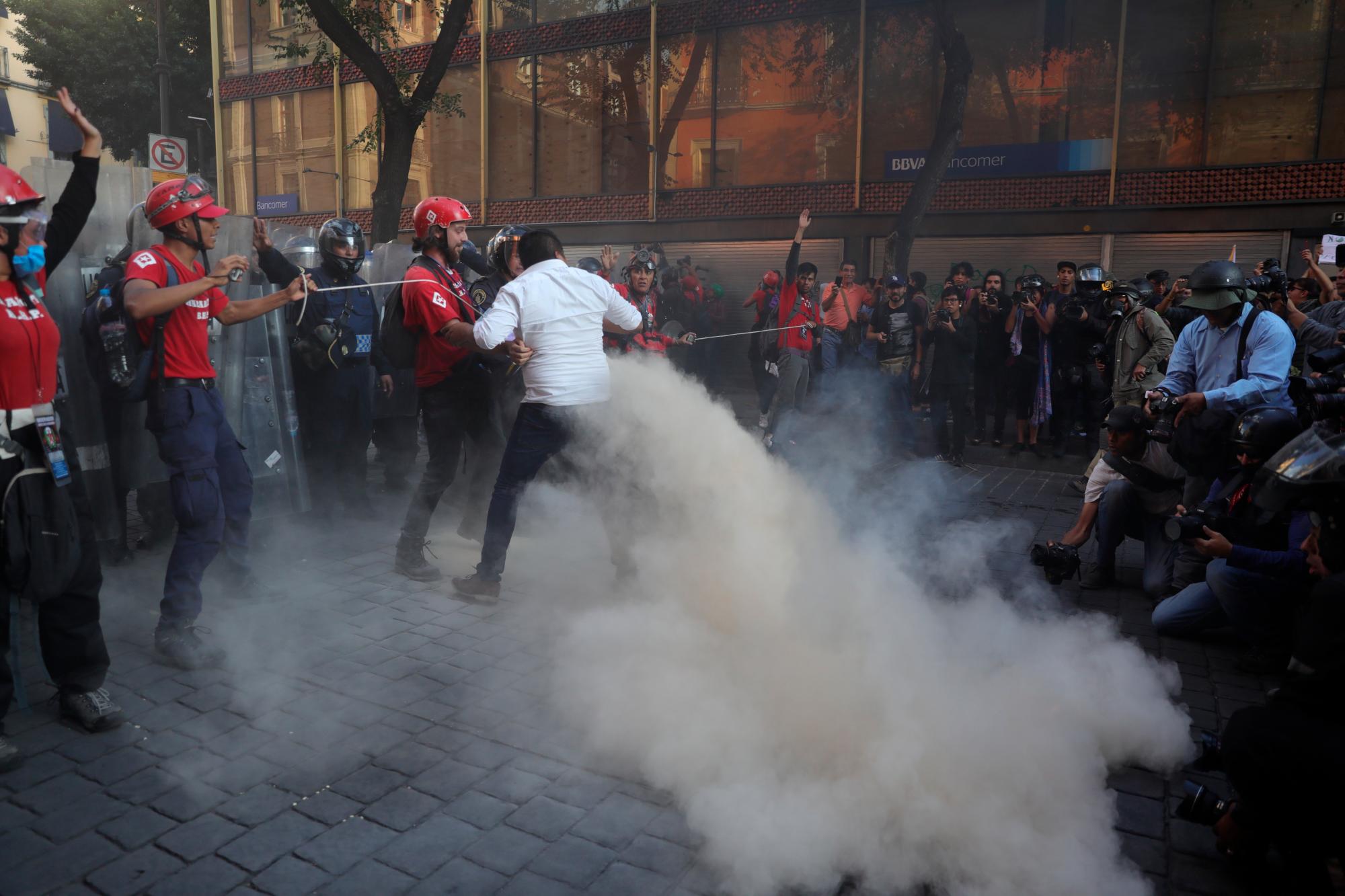 Autoridades se enfrentan a algunos manifestantes, estudiantes y sobrevivientes de la masacre de 1968 que marcharon en Ciudad de México ayer miércoles. 