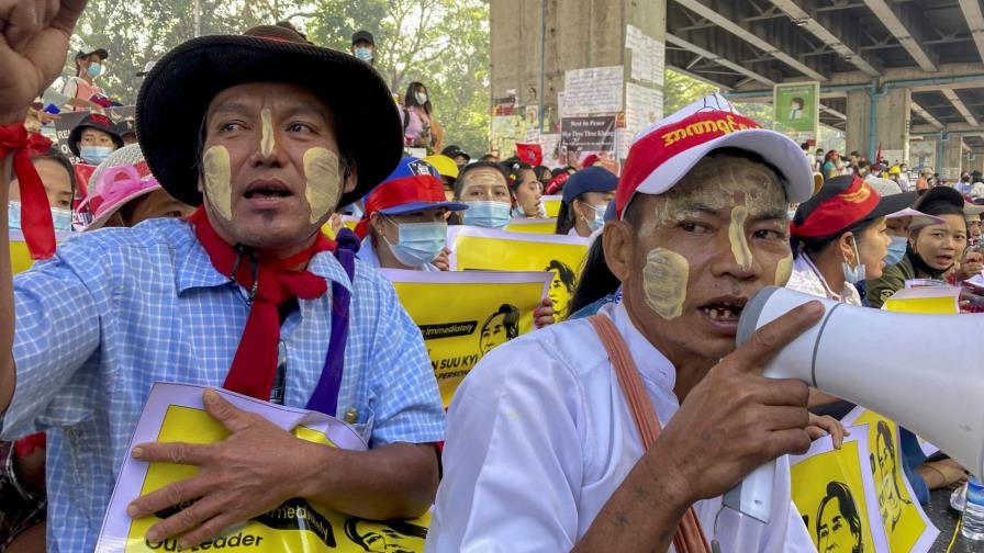 Partidarios del Ejército chocan con manifestantes en Myanmar Partidarios del Ejército chocan con manifestantes en Myanmar