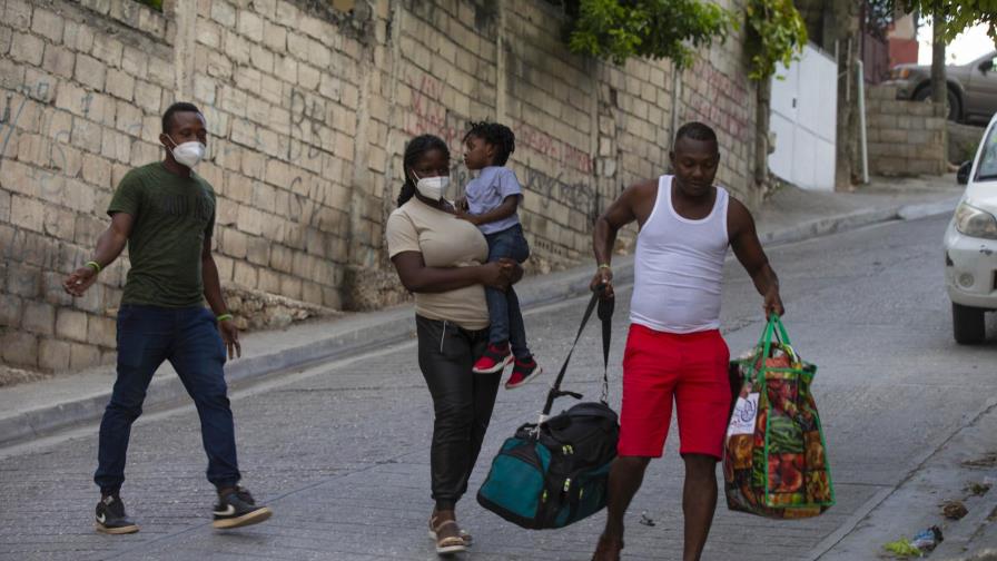 De vuelta en Haití, familia migrante planea volver a huir