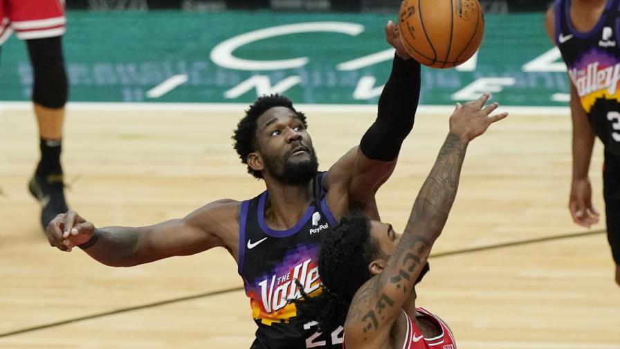 Booker y Ayton ayudan en triunfo de Suns sobre Bulls
