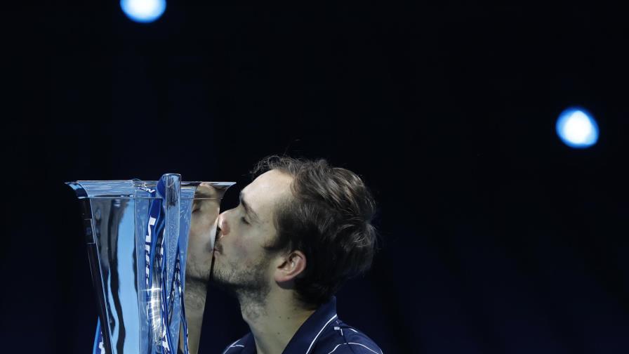 Medvedev vence a Thiem para alzar la Copa Masters