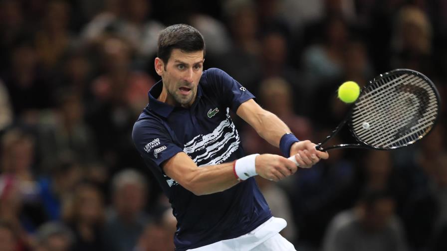 Djokovic arrasa a Tsitsipas y Garín cae en París