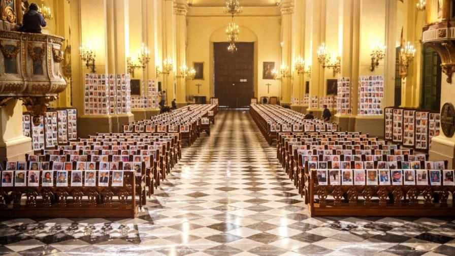 Las fotos de 5,000 fallecidos por COVID-19 en Perú revisten catedral de Lima