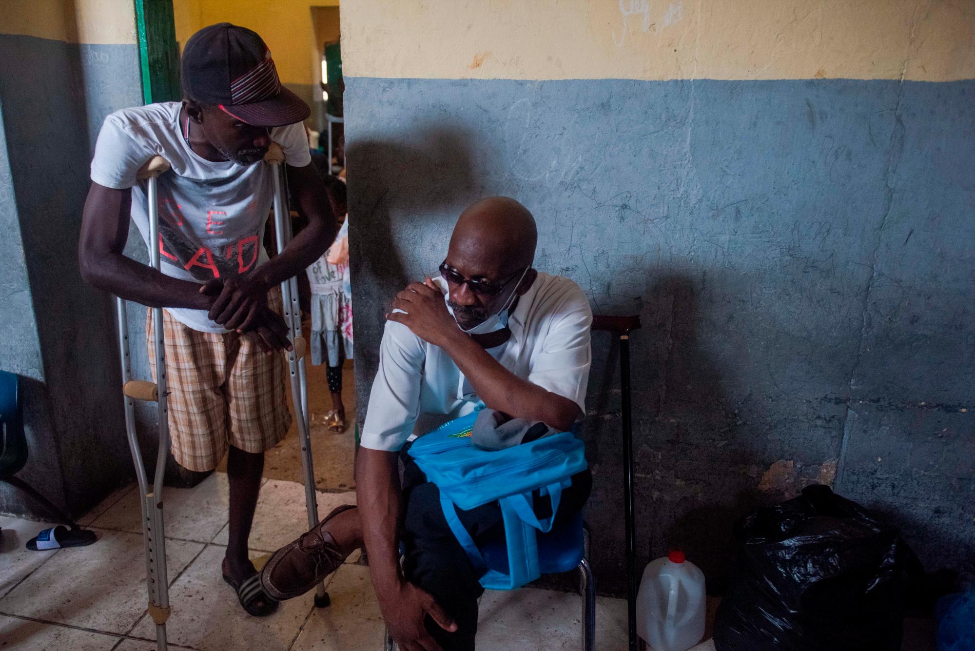 Fotografía de varios desplazados, el 25 de junio de 2021, en una escuela de Pétion-Ville, en Puerto Príncipe (Haití). 