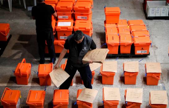 Uruguay comienza recuento de votos pendientes de segunda vuelta presidencial Uruguay comienza recuento de votos pendientes de segunda vuelta presidencial