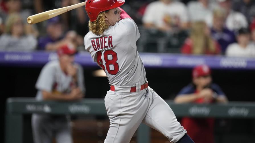 Bader batea slam en 10mo, Cardenales remontan ante Rockies