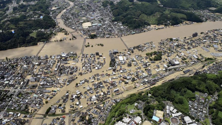 Fuertes lluvias anegan sur de Japón, causan 2 muertos