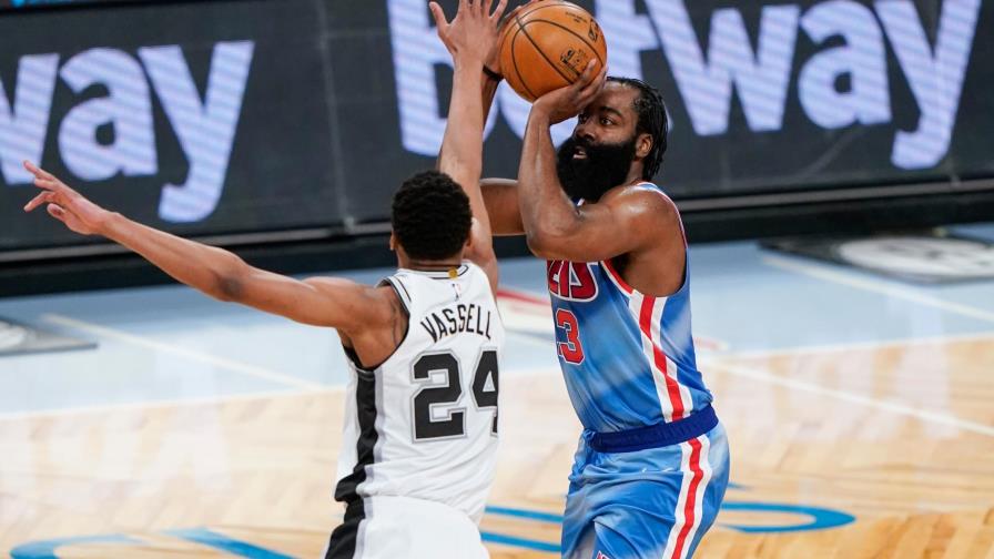Harden vuelve con 18 puntos, Nets superan a Spurs