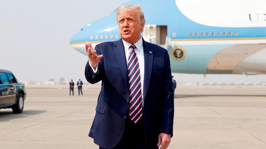 Trump desestima cambio climático en visita a una California devastada por incendios