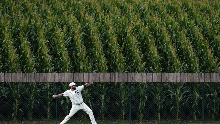 Rojos y Cachorros jugarán en el Campo de los Sueños en 2022