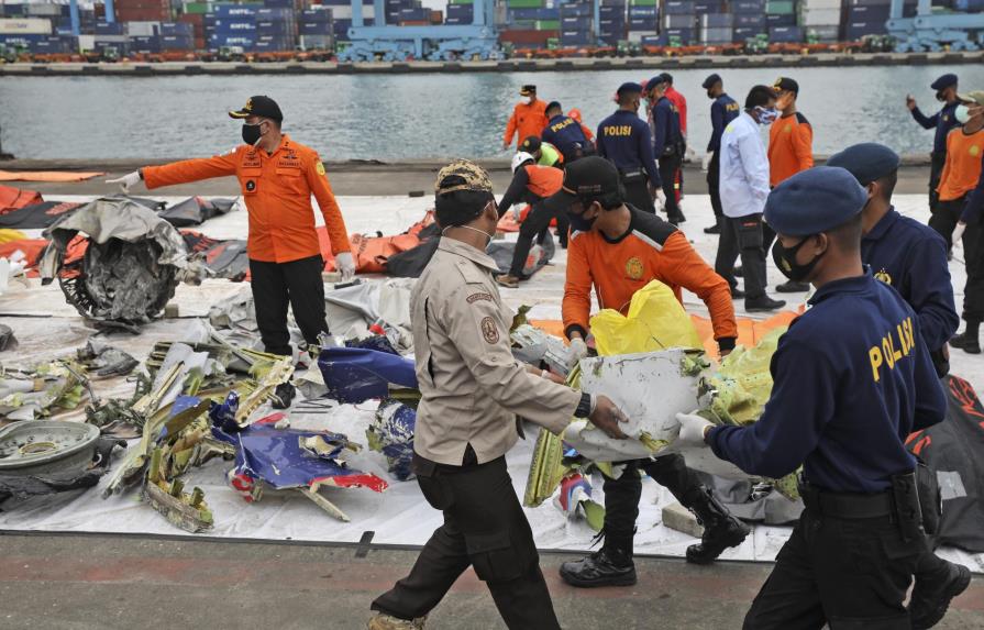 Se amplía la búsqueda tras accidente aéreo en Indonesia