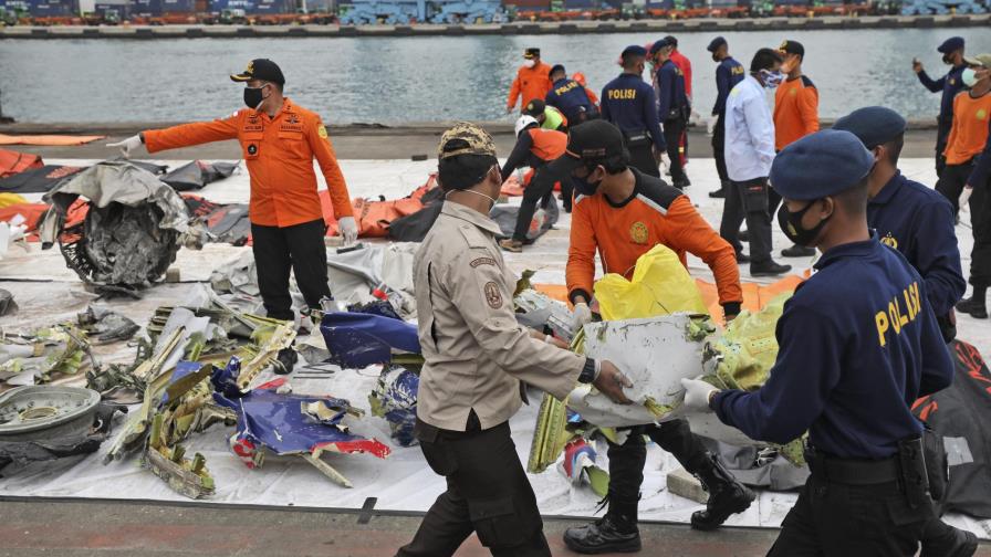 Se amplía la búsqueda tras accidente aéreo en Indonesia