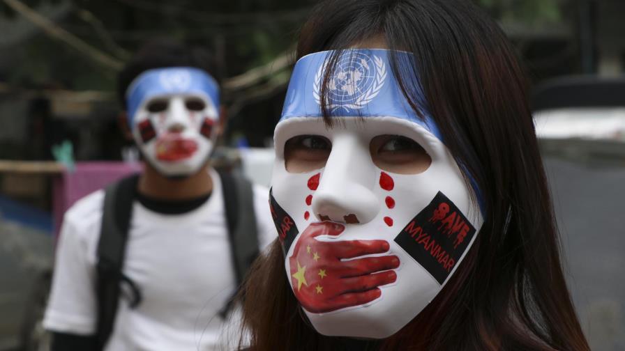 Manifestantes de Myanmar protestan con huevos de Pascua
