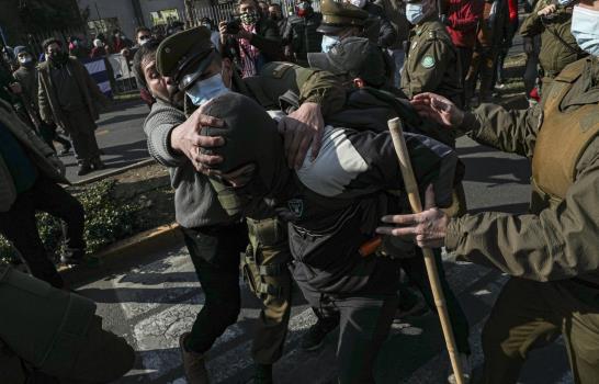 Chile: enfrentamientos y protestas ante consulado de Cuba