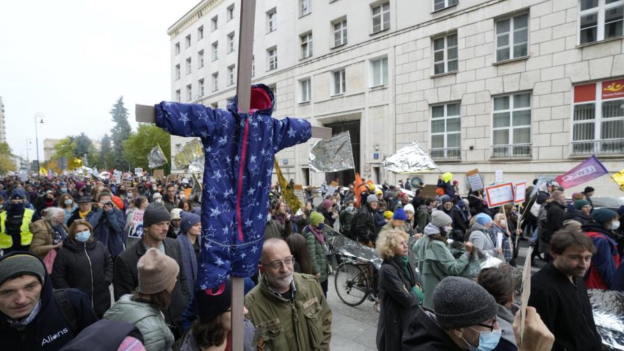 Miles marchan en Polonia en solidaridad con los migrantes