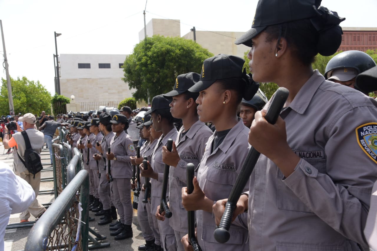 Agentes policiales de la rama femenina frente a la emplanada del Congreso Nacional.