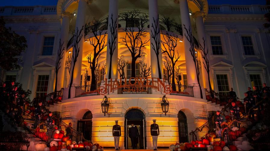 Casa Blanca recibe a niños para Halloween con precauciones