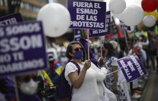 Colombianos protestan y logran caída de reforma a la salud