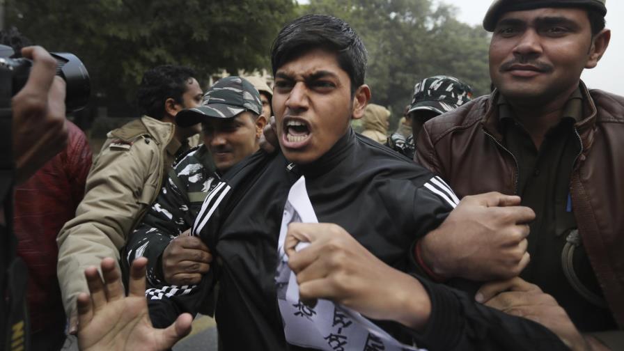 Policía de India reprime protestas y bloquea internet Policía de India reprime protestas y bloquea internet