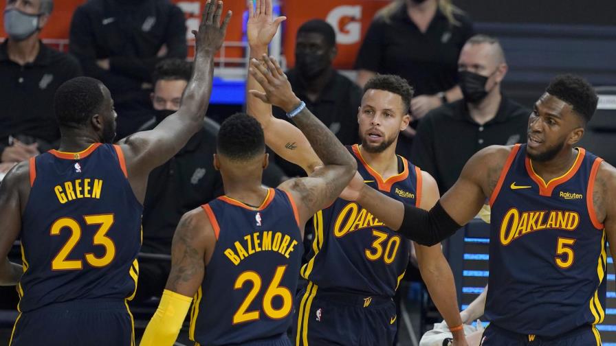 Curry y los Warriors ganan a los Spurs 121-99