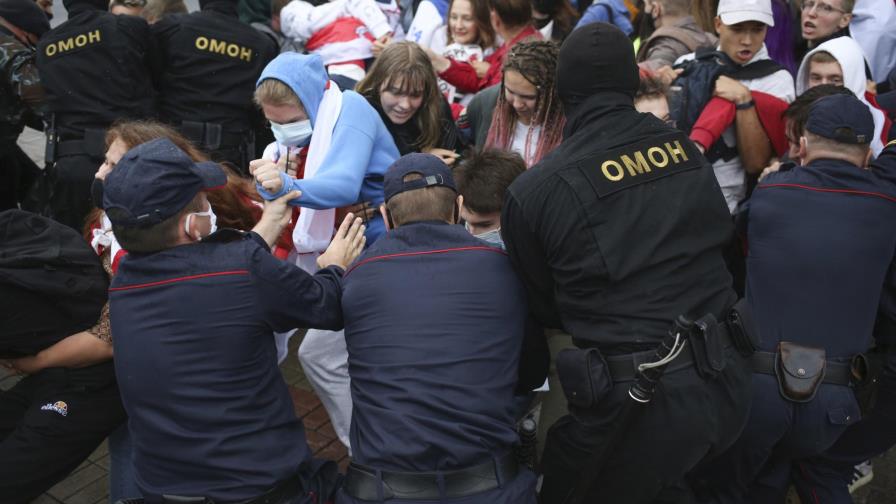 Bielorrusia: Arrestan a decenas de estudiantes en protesta