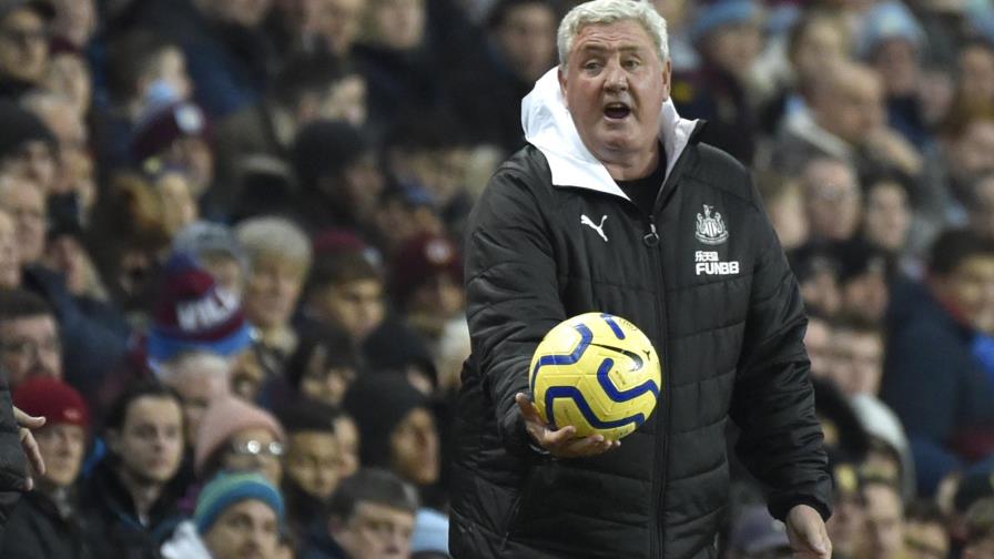 Newcastle cae en regreso de Bruce a Aston Villa