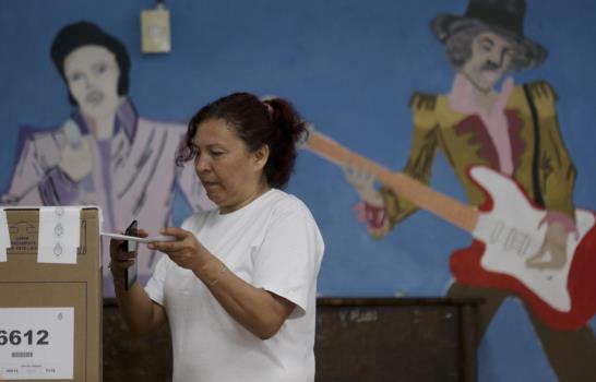 Finaliza votación y Fernández aventajaría a Macri