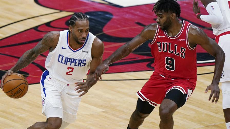 Leonard suma 33 unidades; Clippers vencen a Bulls