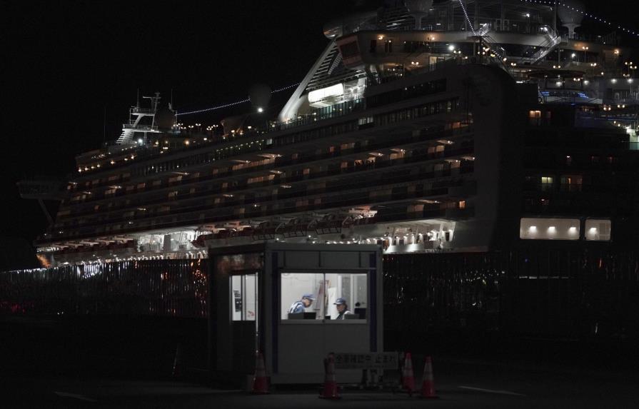 Japón: Pasajeros empiezan a abandonar barco en cuarentena