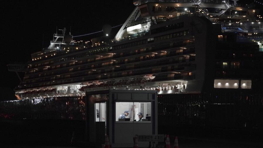Japón: Pasajeros empiezan a abandonar barco en cuarentena