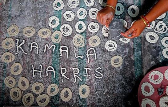 Dulces y petardos en el pueblo indio de Kamala Harris por su investidura