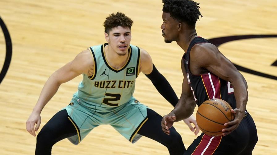 Monk anota 36 puntos y Hornets derrotan al Heat