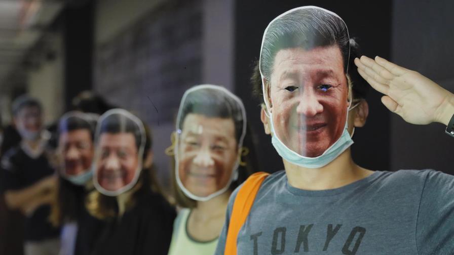 Manifestantes en Hong Kong se cubren el rostro