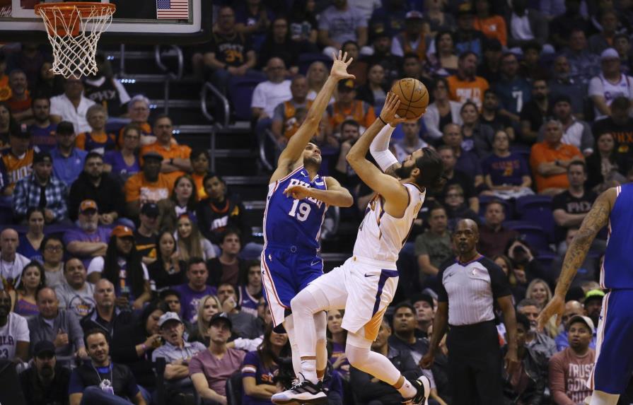 Booker luce con 40 puntos; Suns quitan el invicto a 76ers