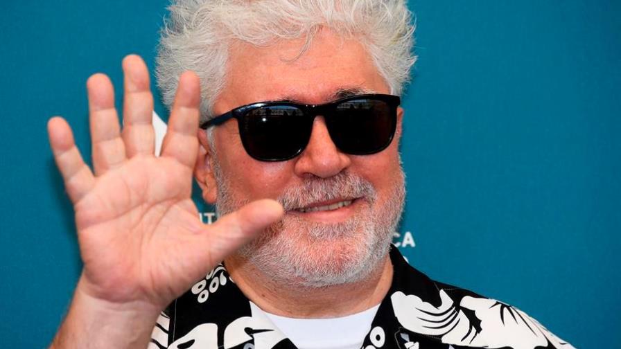 Almodóvar trabaja en un western y en una distopía sobre los cines cerrados