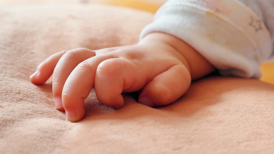 Recuperan niña a la que madre supuestamente vendió por 30 mil pesos en La Romana Recuperan niña a la que madre supuestamente vendió por 30 mil pesos en La Romana