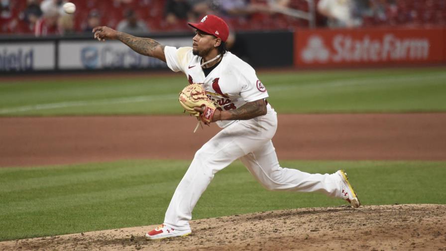 Martínez logra al fin un triunfo; Cardenales vencen a Filis