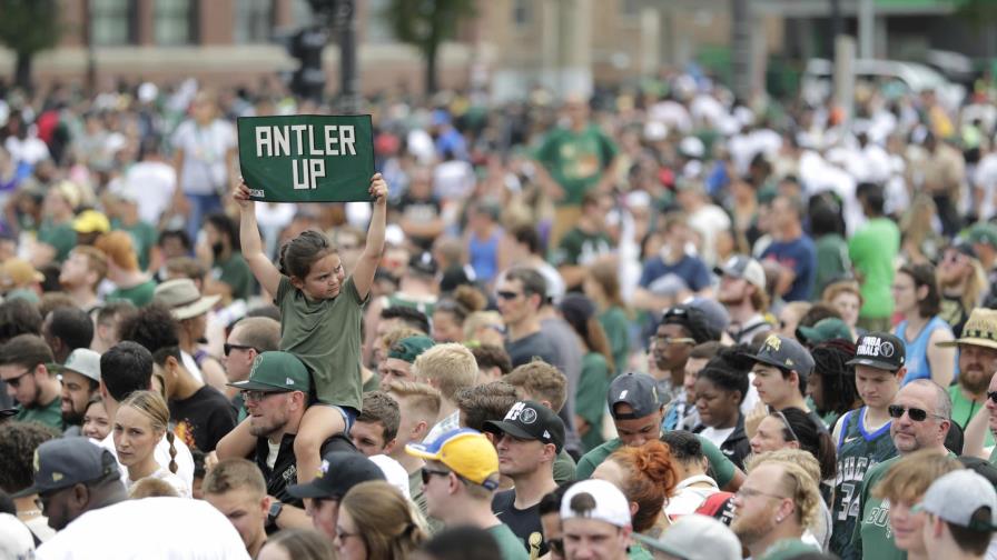 Bucks festejan su título con desfile ante sus aficionados