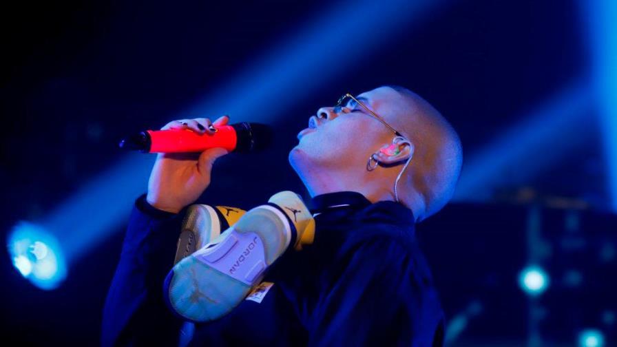 Bad Bunny amenaza con no permitir uso de su música en grupo de comunicación
